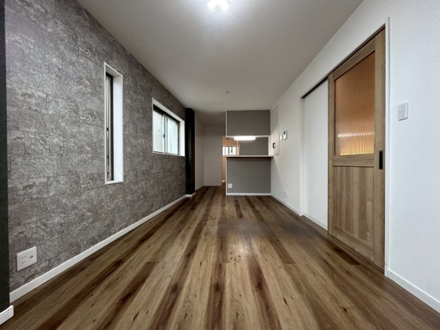 大阪市城東区東中浜2丁目の居間・リビング|温かみのある色合いのクロスです。