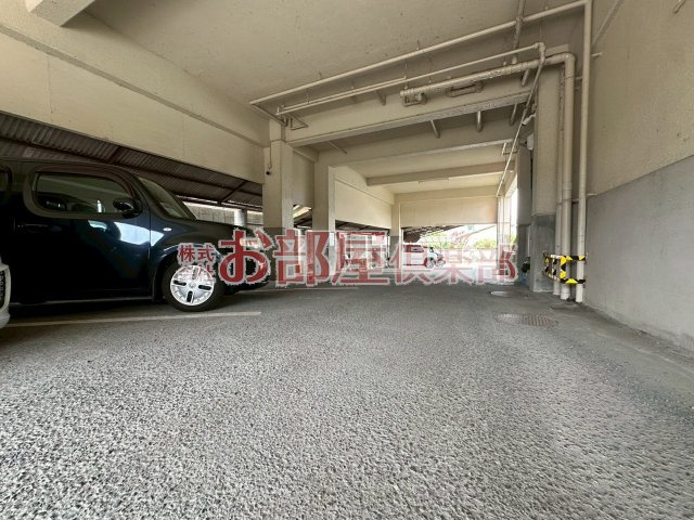 大石リバーサイドビルの駐車場