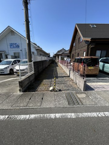 高崎市日高町　中古戸建の前面道路含む現地写真