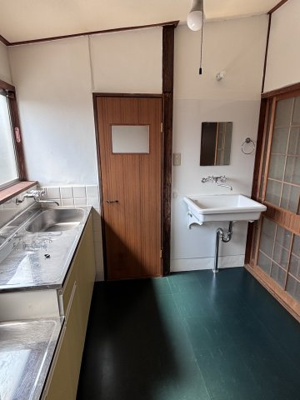 【居間・リビング】 | 上住吉１丁目長屋 | グリーンの床が明るい印象を与えます。