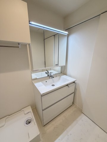 Ｍａｉｓｏｎ　Ｓａｒｋｌａｎｄ　メゾンサークランドの独立洗面台|★3面鏡の独立洗面台★家具家電付きのお部屋です★