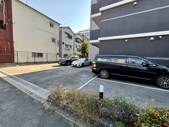 S-RESIDENCE三国WESTの駐車場