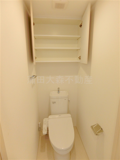 アーバンパーク蒲田南Iのトイレ|吊戸棚収納と温水洗浄便座付きのトイレ