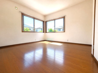 【洋室】 | 日吉台１丁目 | 白を基調とした室内は、明るい住空間を造り出すだけでなく、清潔感をもたらしてくれます。