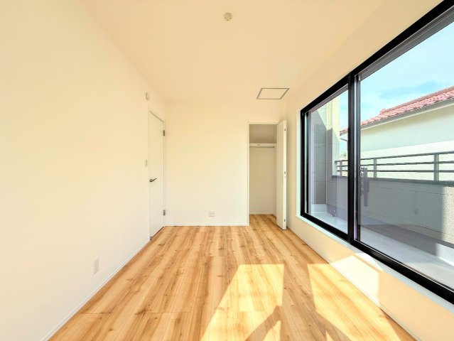 戸塚区深谷町　新築戸建て　第6の洋室|◆室内はいつも明るい印象なので気持ちの良い朝を迎えられます。各部屋にはクローゼットを完備しており、収納が多いお家はすっきりして快適空間です。