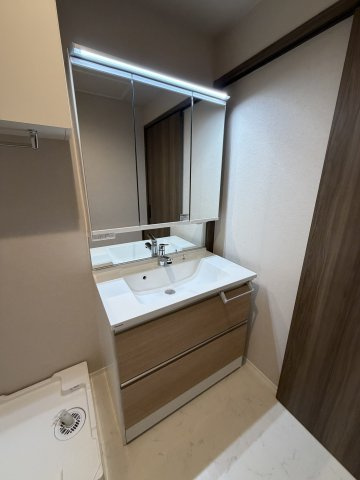 Ｍａｉｓｏｎ　Ｓａｒｋｌａｎｄ　メゾンサークランドの洗面所|★3面鏡の独立洗面台★家具家電付きの物件です★