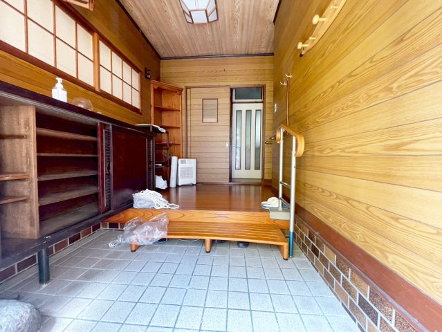 山手町1 中古戸建の玄関|収納もある玄関です