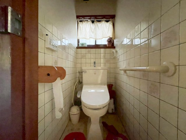 山手町1 中古戸建のトイレ|ゆったりとした空間のトイレです