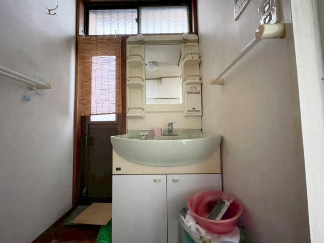 山手町1 中古戸建の独立洗面台|朝の支度にも助かる、独立の洗髪洗面化粧台