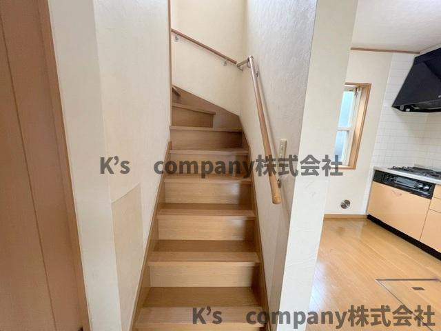 ●高座郡寒川町小谷2丁目　中古戸建の内装|手すり付き階段♪