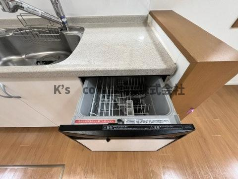 ●高座郡寒川町小谷2丁目　中古戸建のキッチン|時間短縮に便利な食洗器完備♪