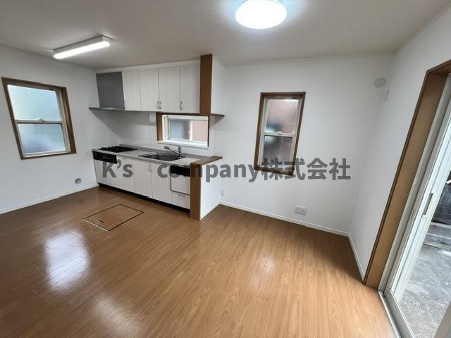 ●高座郡寒川町小谷2丁目　中古戸建の居間・リビング|リフォーム済みと新規交換済みシステムキッチン◇◇