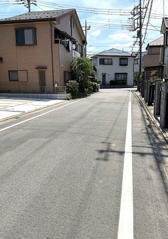 中古戸建の前面道路含む現地写真