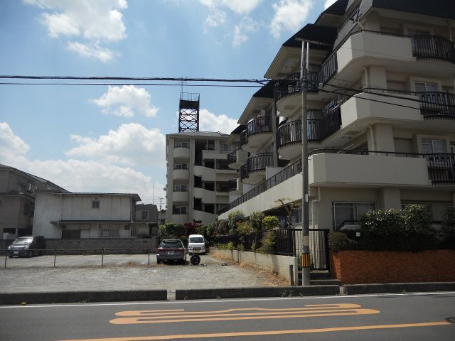 レスポワール上福岡IIの外観|東口徒歩圏内に24時間営業のスーパーや24時間対応の総合病院もあり、生活利便性が高いエリアです。