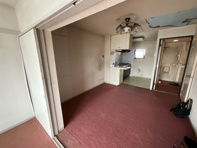 アメニティー川越岸町3のその他|居間と玄関