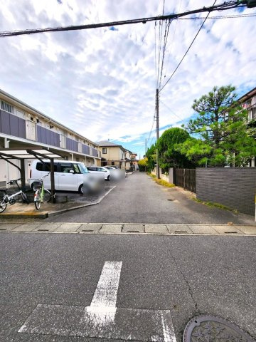売土地の前面道路含む現地写真