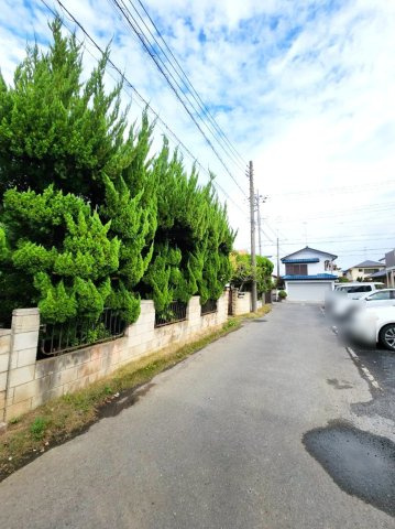 売土地の前面道路含む現地写真