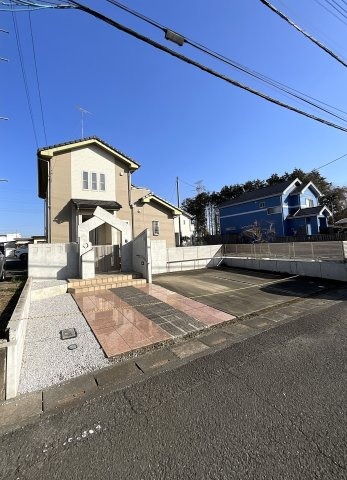 中古戸建の前面道路含む現地写真