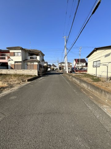 中古戸建の前面道路含む現地写真