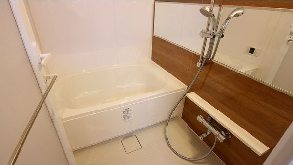マルーン白壁の浴室