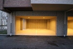 マルーン白壁の駐車場