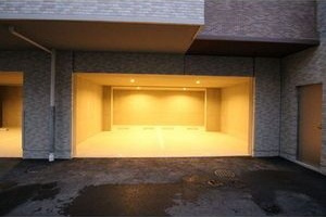 マルーン白壁の駐車場