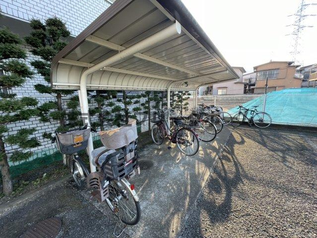 三鷹市井口３丁目の賃貸マンションの駐車場