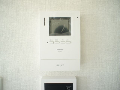 【セキュリティ】 | FamilleⅣ(ファミーユ）A | 訪問者の確認ができるTVドアホン付きです♪