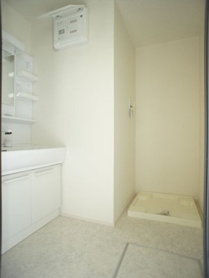 【洗面所】 | FamilleⅣ(ファミーユ）A | 洗髪洗面化粧台と洗濯機置き場があります♪