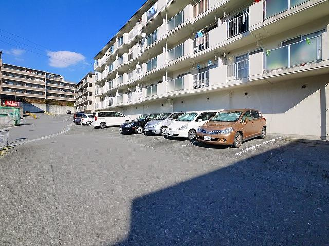タラ生駒の駐車場|駐車場があるので、車を買う予定の方も安心です