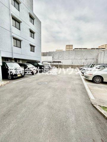 フレール緑地公園Ⅱの駐車場