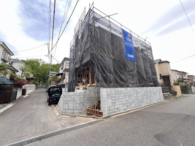 ブルーミングガーデン　船橋市松が丘２丁目１棟／１期１号棟の前面道路含む現地写真|建築中（4.17撮影）