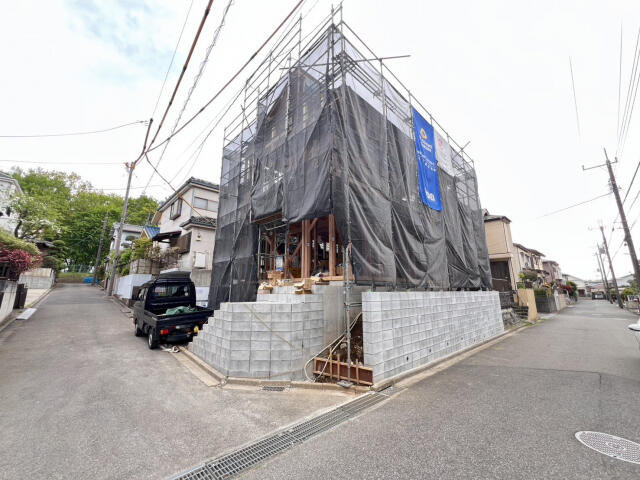 ブルーミングガーデン　船橋市松が丘２丁目１棟／１期１号棟の前面道路含む現地写真|建築中（4.17撮影）