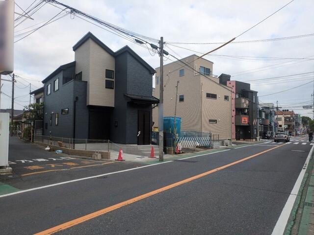 ４３２４市川市国分１７期１棟の前面道路含む現地写真