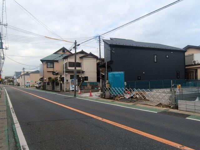 ４３２４市川市国分１７期１棟の前面道路含む現地写真