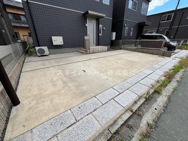 豊橋市花田町貸家の駐車場