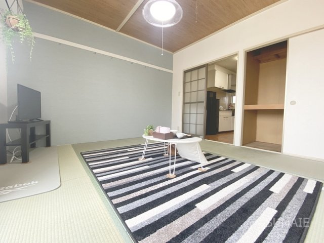 クリード指扇の寝室|こだわりのアクセントクロスで明るい雰囲気に！