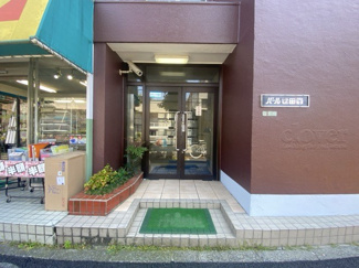 【エントランス】 | お客様を、そして住人を出迎えてくれるマンションのエントランス。ゴミが落ちていないことからも、管理状態の良さや住民の節度の高さが見て取れます。～即日のご見学可能～　お問合せはお気軽にどうぞ。