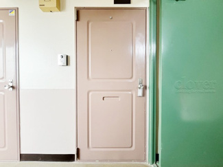 【その他共用部分】 | 皆様をお迎えする、お部屋の玄関ドア。開けやすさや開放角度、ドアノブの操作しやすさや鍵の形状などを、現地で一度ご確認ください。～即日のご見学可能～　お問合せはお気軽にどうぞ。