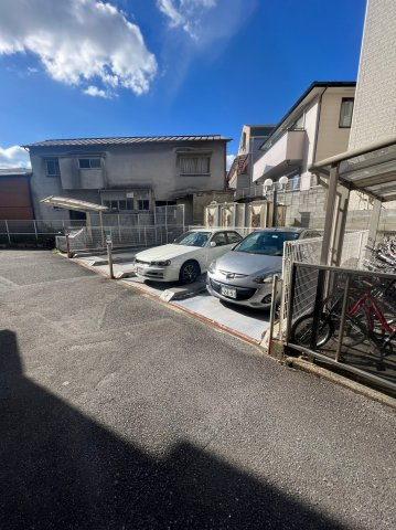 グランパレスレジェンドの駐車場