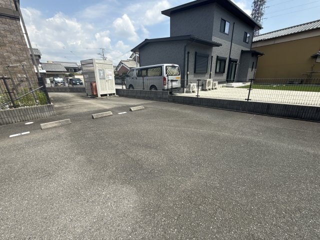シャルマンドミール　B棟の駐車場