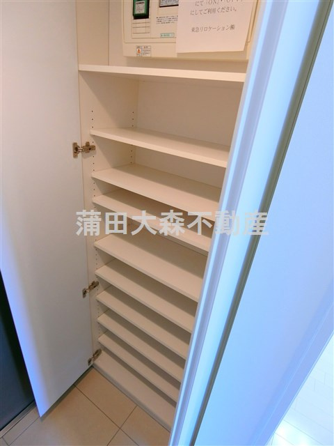 コンフォリア西蒲田の設備|玄関収納　シューズBOX