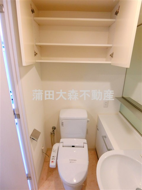コンフォリア西蒲田のトイレ|吊り戸棚収納と温水洗浄便座付きのトイレ