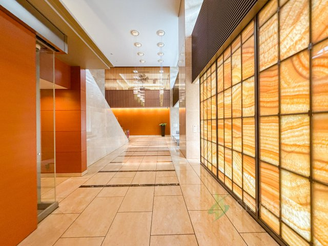 カテリーナ三田タワースイートのエントランス|落ち着きと気品に満ちたエントランス空間。住まいの第一印象を美しく彩り、日々の暮らしに特別感を与えてくれます。 