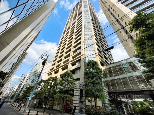 カテリーナ三田タワースイートの外観|都市の洗練と穏やかな住環境が調和する、美しく品格あるレジデンス。街並みに映える存在感が、日々の暮らしに上質な彩りを添えます。 