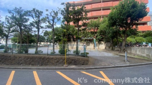 ◎藤沢市片瀬海岸1丁目　湘南グリーンハイツ1号棟の周辺|マンションの前には公園があり子育て世代のファミリーには嬉しい施設です◇