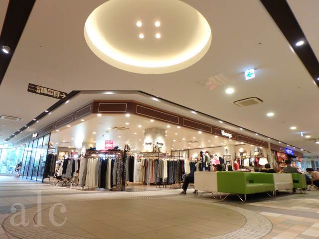 Libero　Shin Ekoda　リベロ新江古田の周辺|中には雑貨店、洋品店、飲食店、100円均一があります。