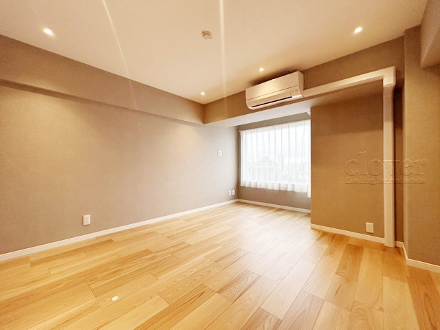 【洋室】 | ノア道玄坂 | 窓から明るい光が差し込む洋室。ベッドを置いて個人居室にする場合は、多くの時間を過ごすことになる空間です。使い勝手や落ち着きを想像してください。～即日のご見学可能～　お問合せはお気軽にどうぞ。