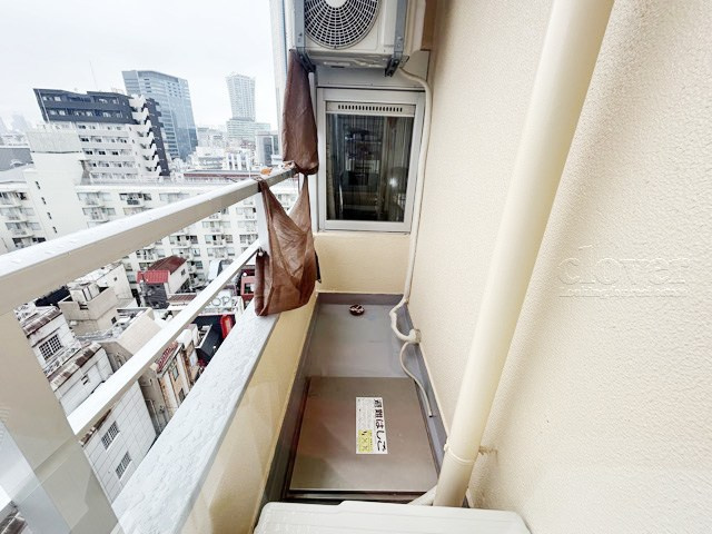 【バルコニー】 | ノア道玄坂 | 小さめのバルコニーです。とはいえ室外機を置く、あるいは気分転換を行うといった実用性能は十分に確保。～即日のご見学可能～　お問合せはお気軽にどうぞ。