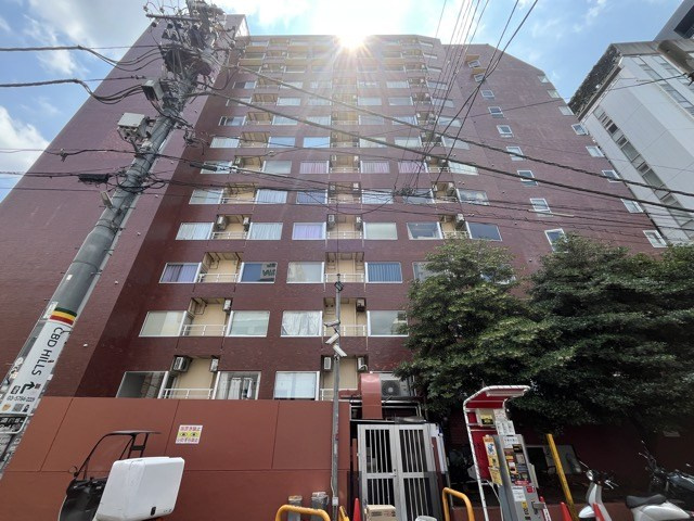 【外観】 | ノア道玄坂 | 青空によく映える建物です。手入れの行き届いた外壁やマンション正面エントランスなど、綺麗な姿をぜひ一度、現地にてご覧ください。～即日のご見学可能～　お問合せはお気軽にどうぞ。

